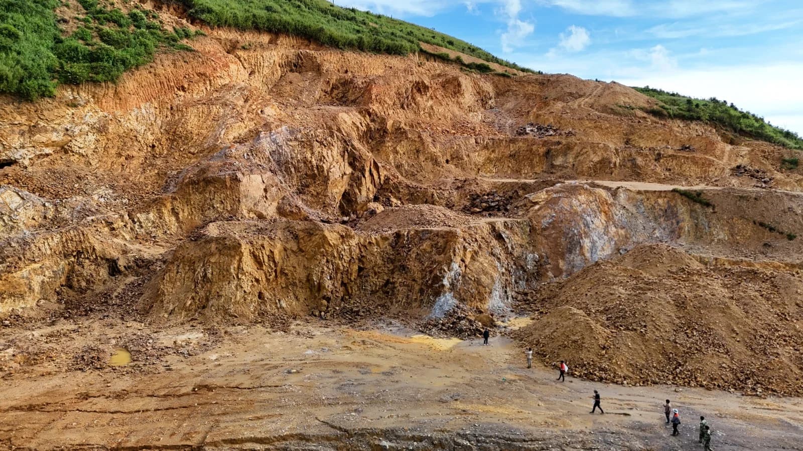 ທຸລະກິດ ບໍ່ແຮ່